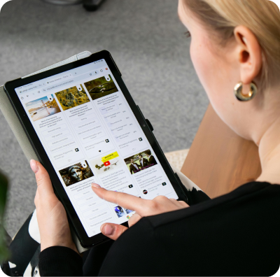 Persona usando tablet con multiples redes sociales